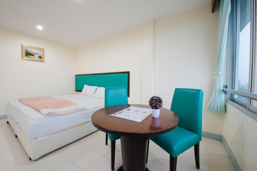 Nice Beach Hotel Rayong Buitenkant foto