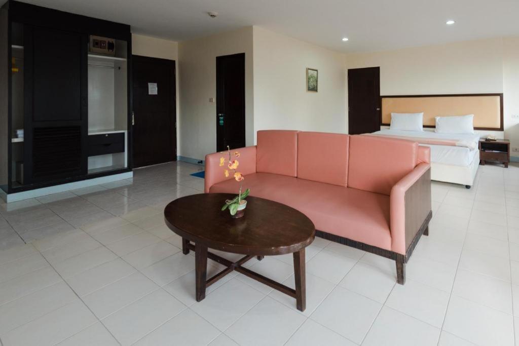 Nice Beach Hotel Rayong Buitenkant foto