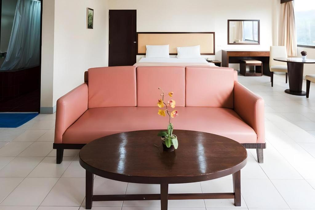 Nice Beach Hotel Rayong Buitenkant foto