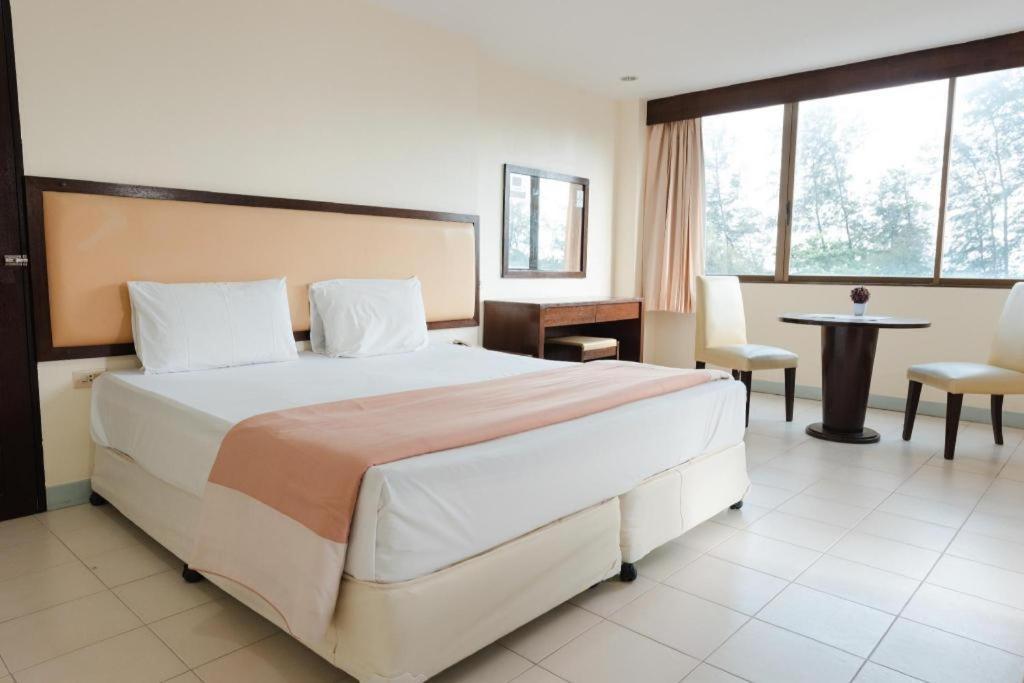 Nice Beach Hotel Rayong Buitenkant foto